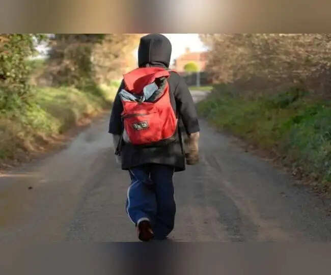 फोन का ज्यादा इस्तेमाल करने पर मां ने लगाई डांट, तो घर से भागकर 5 किलोमीटर दूर मिला बच्चा