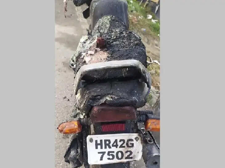 किसानों के टैंट में लगी भीषण आग, बाइक व सामान जलकर हुआ खाक