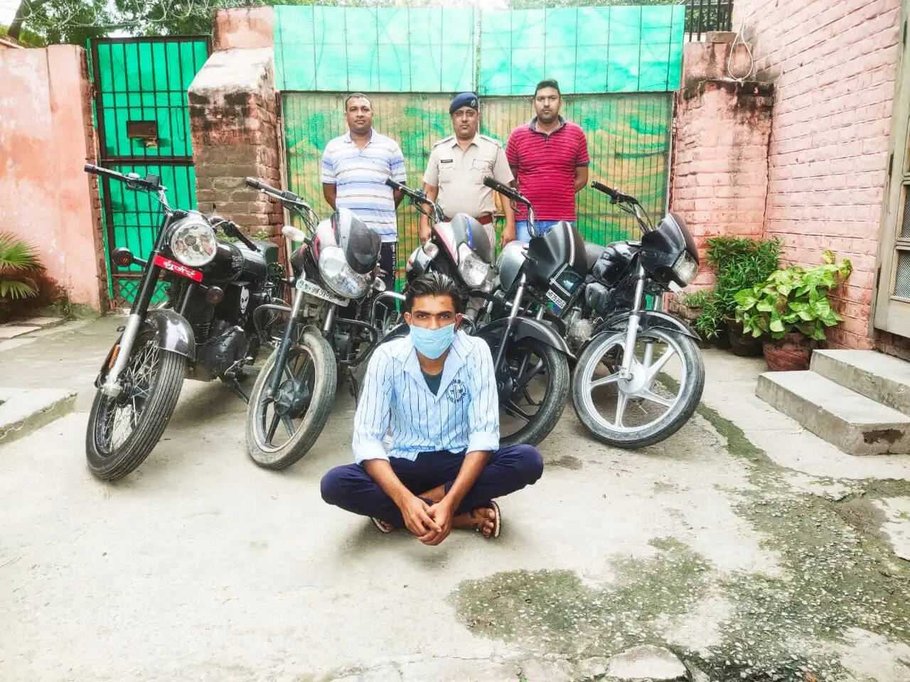 लूट का आरोपी गिरफ्तार, लूट की बुलेट बाईक सहित तीन अन्य बाईक बरामद