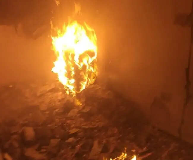 कारपेट फैक्ट्री में धधकती रही चार घंटो तक आग, करोडों का सामान हुआ खाक.