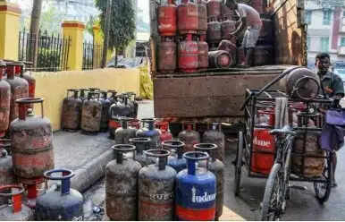 Breaking:- कॉमर्शियल गैस सिलेंडर हुआ स्सता, click करके चेंक करे रेट
