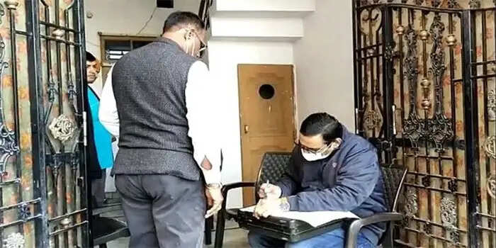 CM फ्लाइंग ने घी की दुकानों पर  की छापेमारी, बिना मार्का का घी किया बरामद