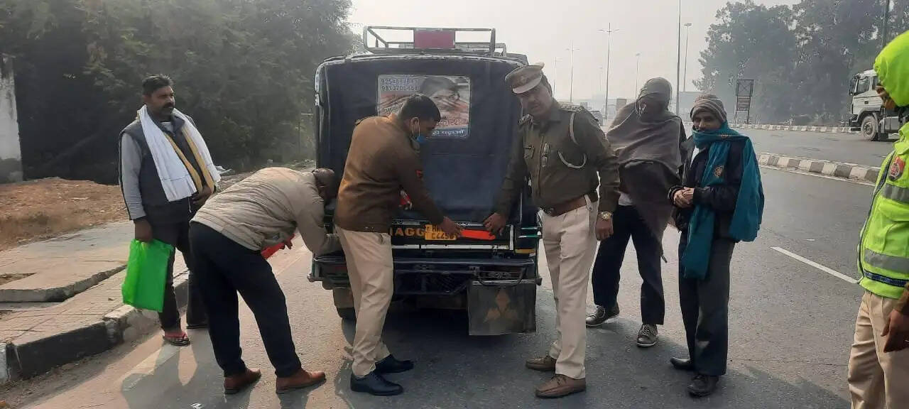 यातायात पुलिस ने सड़क दुर्घटनों पर अंकुश लगाने के लिए 100 से अधिक वाहनों पर रिफ्लेक्टर टेप लगाकर किया जागरूक