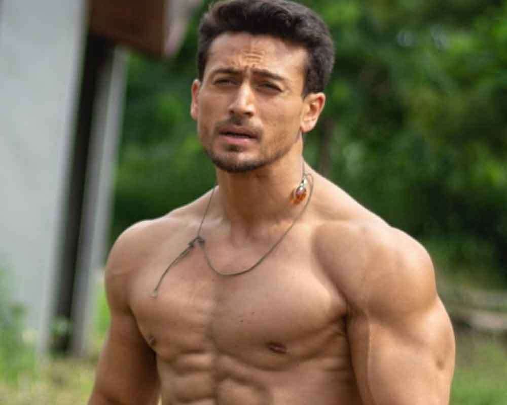टाइगर श्रॉफ&nbsp;को&nbsp;&nbsp;जमीन पर सोते&nbsp;देख&nbsp;,क्या कहा मां आएशा ने जानिए