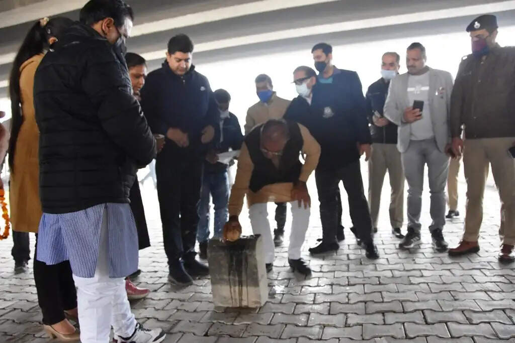सांसद संजय भाटिया ने खुली जीप सेक्टर 11-12 यूटर्न से निकालकर किया उद्घाटन, जाम से मिलेगी राहत