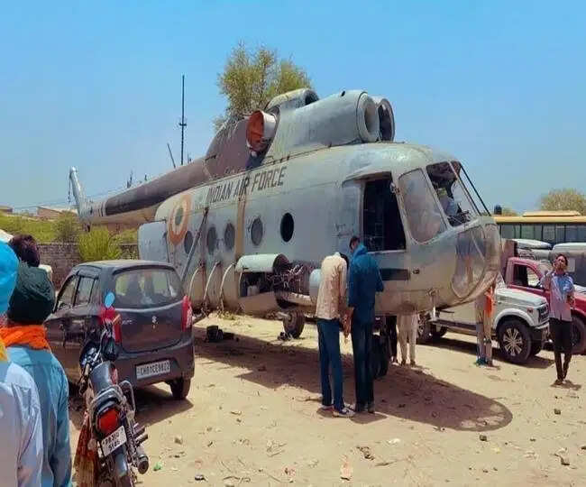 कबाड़ी ने खरीदे एयरफोर्स के 6 हेलीकॉप्‍टर, हेलीकॉप्‍टर देख लोग हो गए हैरान