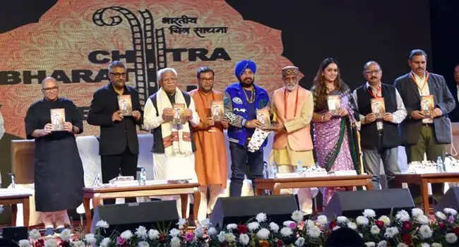 हरियाणा के मुख्यमंत्री मनोहर लाल ने चित्र साधना को दिए 1 करोड़