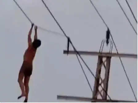 PANIPAT में नशे में धुत्त युवक बिजली की तारों पर झूला