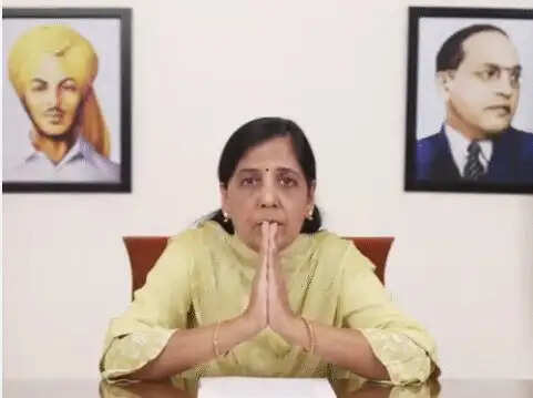 अरविंद केजरीवाल की जगह ले सकती है उनकी पत्नी सुनीता, अगले 48 घटें के अंदर दिल्ली में हो सकता है बड़ा फेरबदल