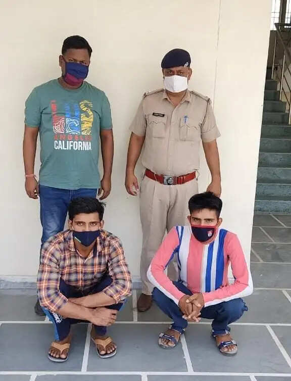 घर मे घुसकर जानलेवा हमला व धमकी देने के मामले मे दो आरोपित काबू