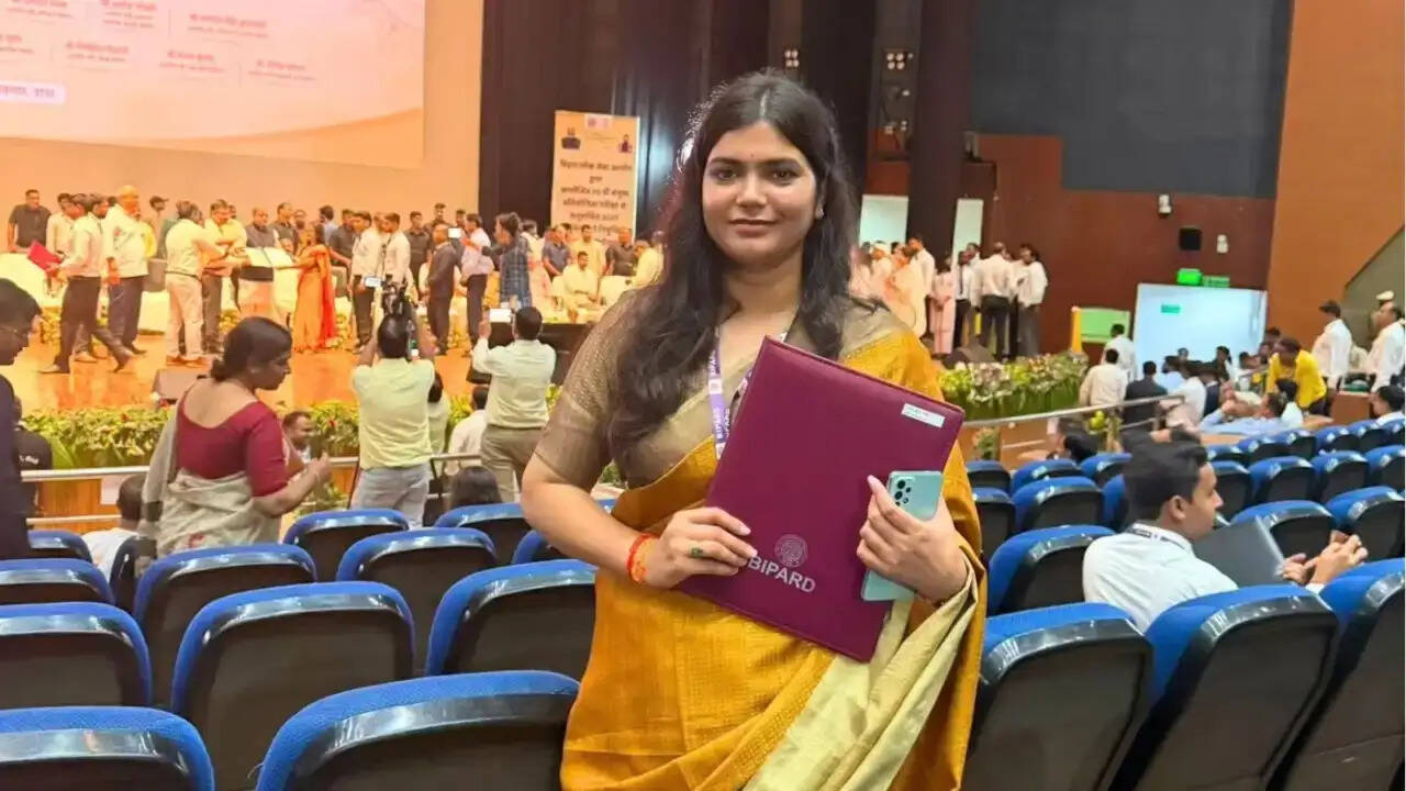 गांव की पहली महिला DC, दो बार असफल होने के बाद ऐसे रचा इतिहास