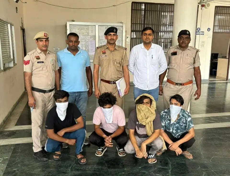 कार लूटने वाले 4 बदमाशों को प्रोडक्शन वारंट पर लेकर आई पानीपत पुलिस