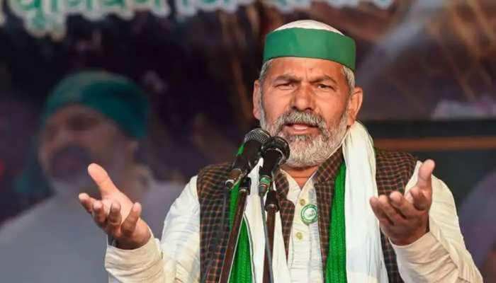महापंचायत के दौरान टावर पर चढ़ने वाले किसान से मिले राकेश टिकैत, कही ये बात, पढिए.