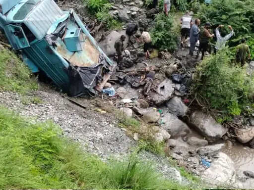 BREAKING NEWS-जम्मू-कश्मीर में बड़ा हादसा CRPF की गाड़ी फिसलकर खाई में गिरी
