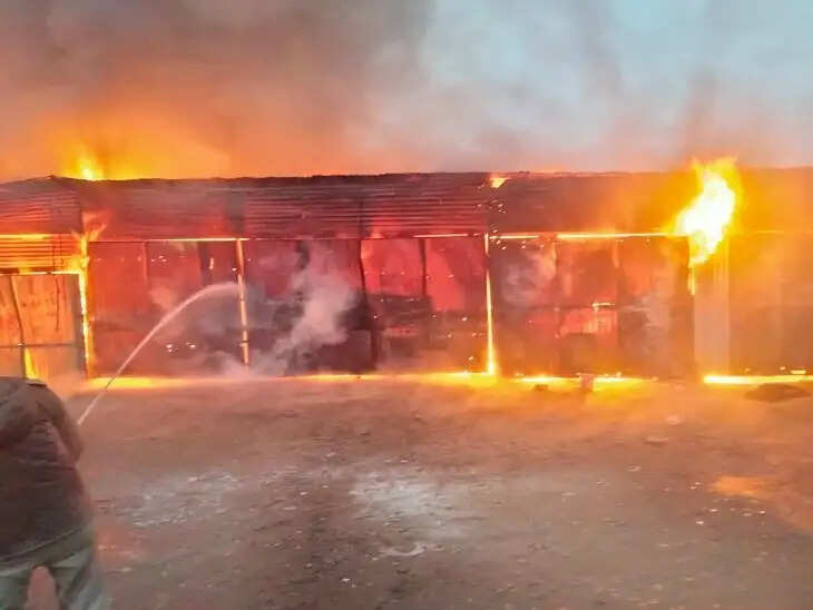 चड़ीगढ में 4 दुकानों में लगी भीषण आग, दमकल की गाड़ियां मौके पर मौजूद