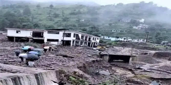 हिमाचल में 2 जगह बादल फटे, चंडीगढ़-शिमला फोरलेन समेत 700 सड़कें बंद