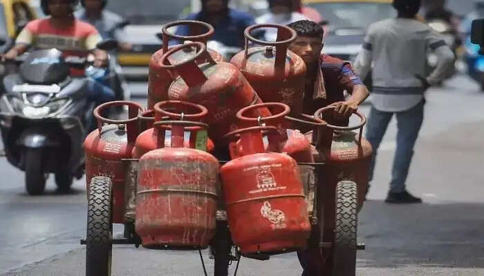 सितंबर के पहले दिन महंगा हुआ गैस सिलेंडर, क्लिक कर पढ़िए रेट