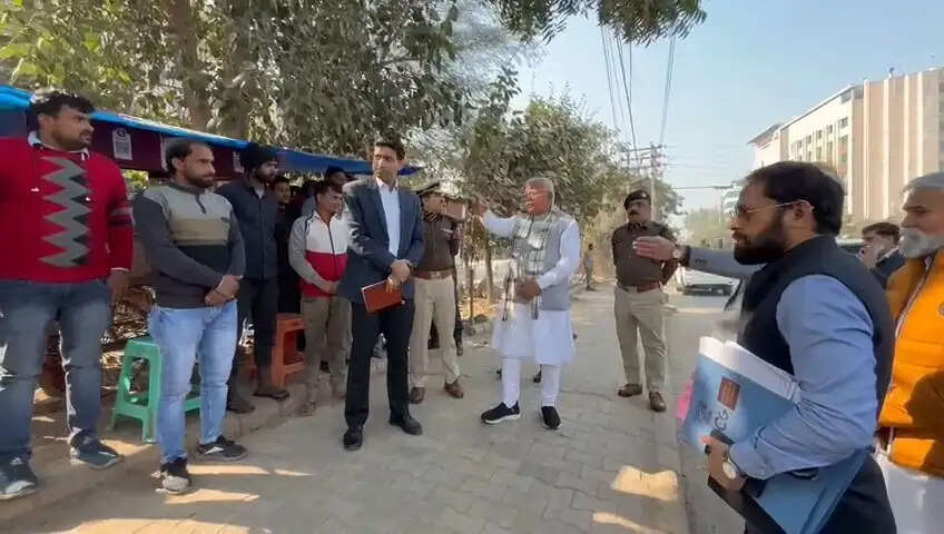 सफाई न होने पर भड़के मुख्यमंत्री, निगम कमिश्नर-ज्वाइंट कमिश्नर का वेतन काटने के निर्देश, पढ़िए एजेंसी पर 1 लाख का जुर्माना