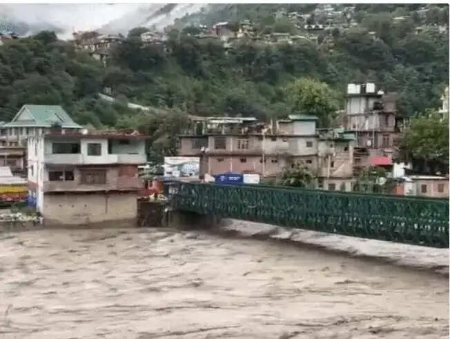 जम्मू-कश्मीर में बादल फटने से हाहाकार, 4 लोगों की मौ#त कई घर बहे, रेस्कयू टीम जारी