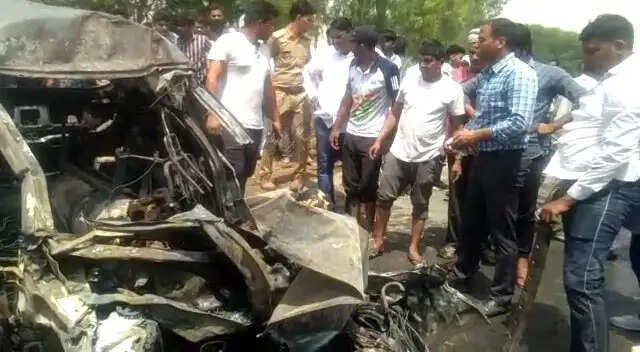 पानीपत: टक्‍कर से कार बनी आग का गोला, 3 दोस्‍त थे कार मे सवार, हुई पहचान