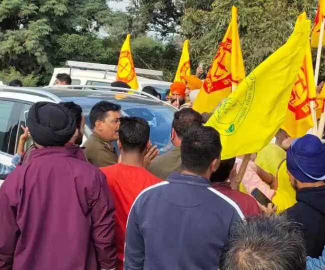 पंजाब के किसानों ने कंगना रनोट के काफिले को घेरा, माफी मांगने के बाद जाने की दी अनुमति