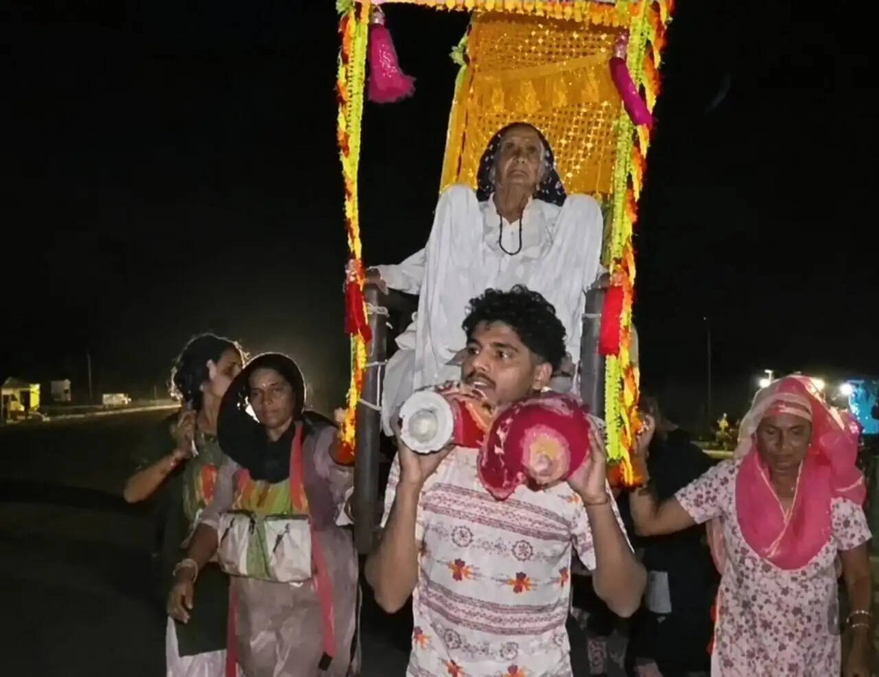102 साल की दादी की हरिदूार यात्रा पोता-दोहता बने श्रवण कुमार ,पालकी में बैठाकर कराए दर्शन!