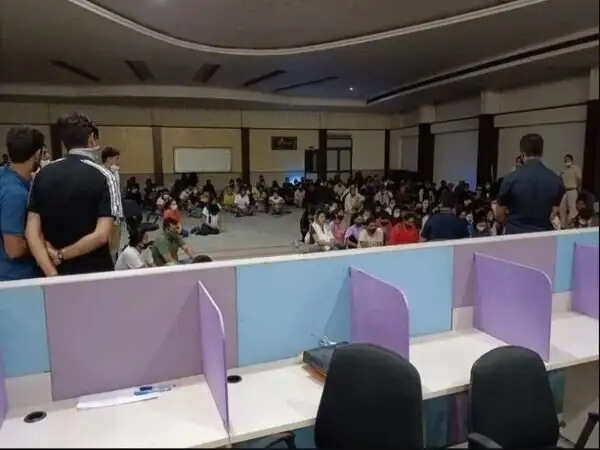 कॉल सेंटर की आड़ में चल रहा था ऑनलाइन फ्रॉड का धंधा, मारा छापा, 23 लड़कियां 90 लड़के गिरफ्तार