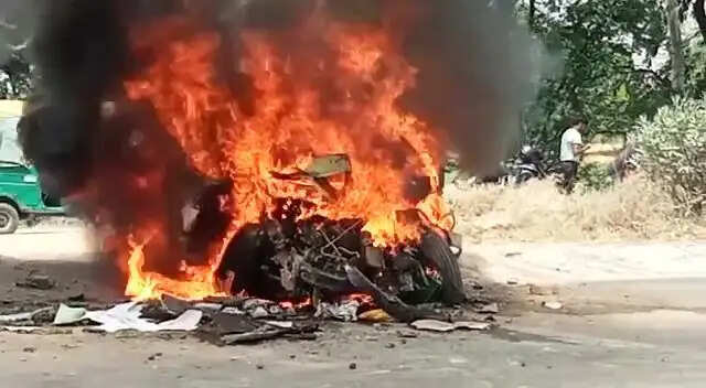 पानीपत: टक्‍कर से कार बनी आग का गोला, 3 दोस्‍त थे कार मे सवार, हुई पहचान