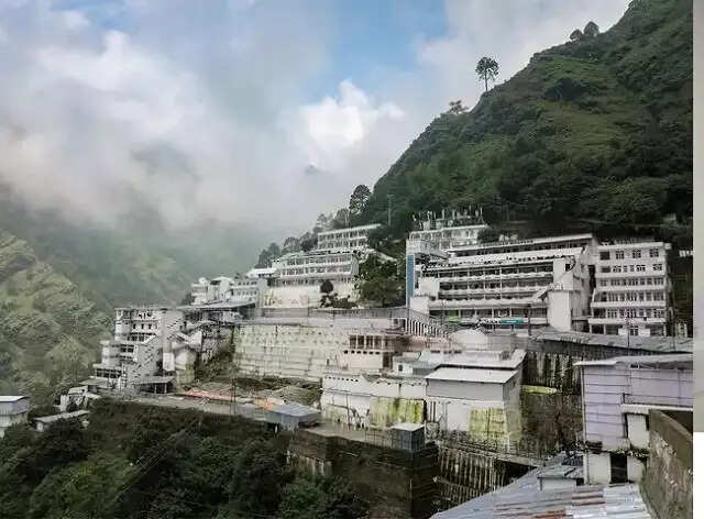वैष्णो देवी यात्रा पर जा रहे हैं तो संभलें! भारी बारिश के बीच पहाड़ो से गिर रहे है पत्थर