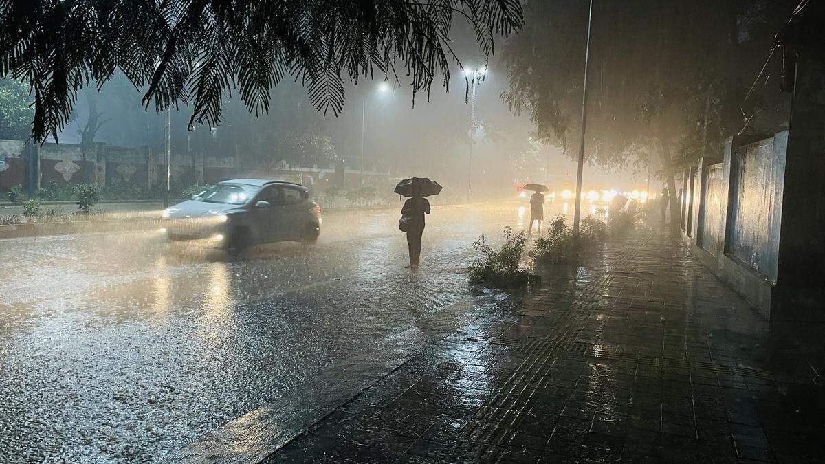 बिजली के कड़कने से युवक सहमा वहीं तोड़ा दम, आप भी जान ले मौसम का हाल