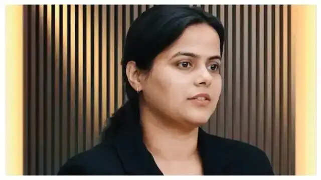 दरोगा की बेटी ने रचा इतिहास, पांचवें प्रयास में बनी UPSC टॉपर, मिलिए शक्ति दुबे से