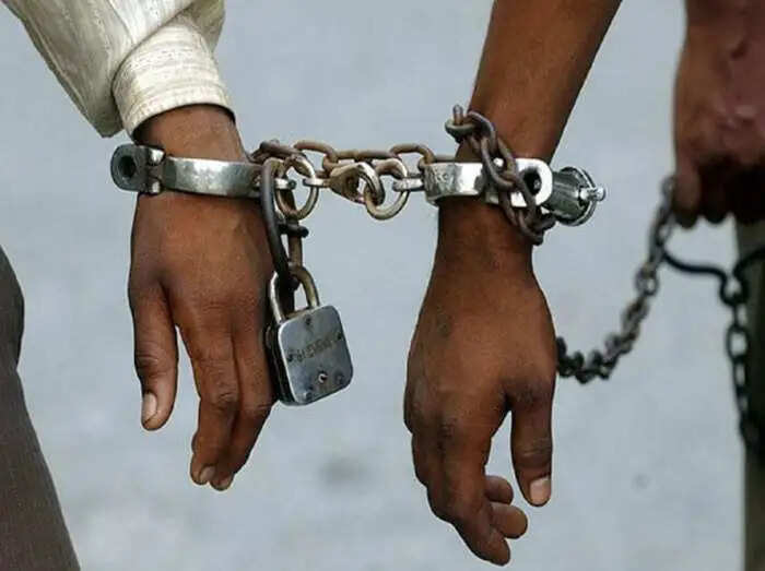 बंद पड़े मुर्गी फार्म में नकली शराब तैयार करने के मामले में इनामी आरोपी गिरफ्तार