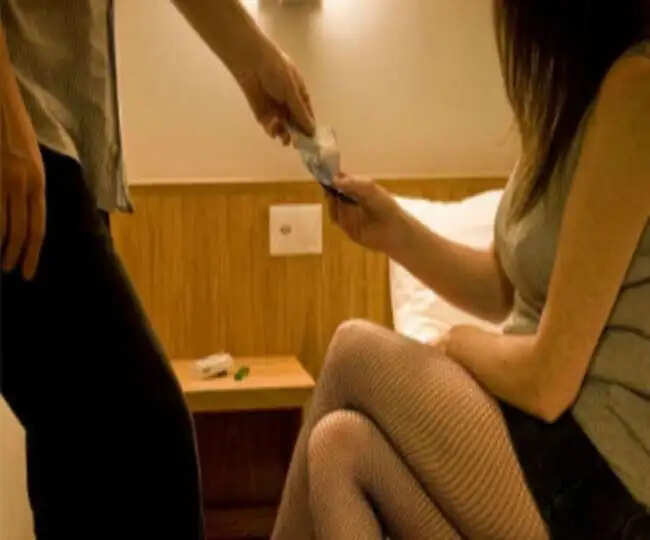 स्‍पा सेंटर की आड़ में चल रहा था अवैध धंधा, 2 युवक, 3 लड़कियां गिरफ्तार