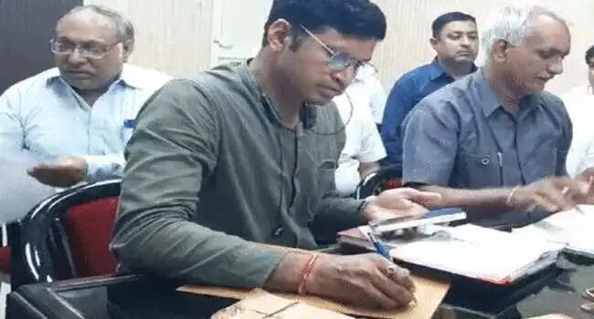 बिजली निगम के ऑफिस में CM फ्लाइंग की रेड