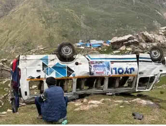 हिमाचल में हरियाणा के टूरिस्ट के साथ बड़ा हा#दसा, ट्रेवल पलटने से 22 लोग घा#यल