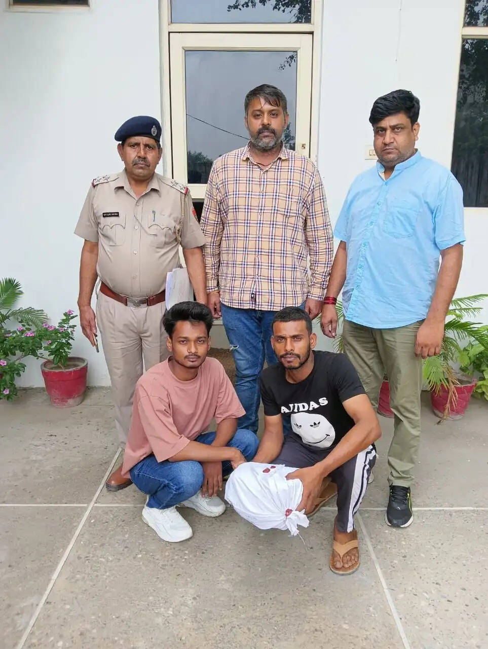 दोस्त ने दोस्त को करवाया गिरफ्तार, 2 किलो 100 ग्राम गांजा बरामद