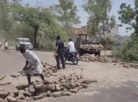 Haryana में मुआवजा नहीं मिलने पर हाईवे पर कब्जा, पुलिस ने किसानों को लिया हिरासत में