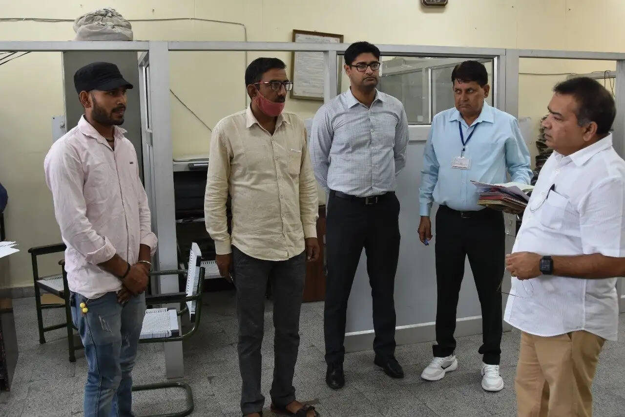 आज अचानक सचिवालय के कार्यालयो मे पहुंचे DC, तो जली मिली लाईटे फिर..