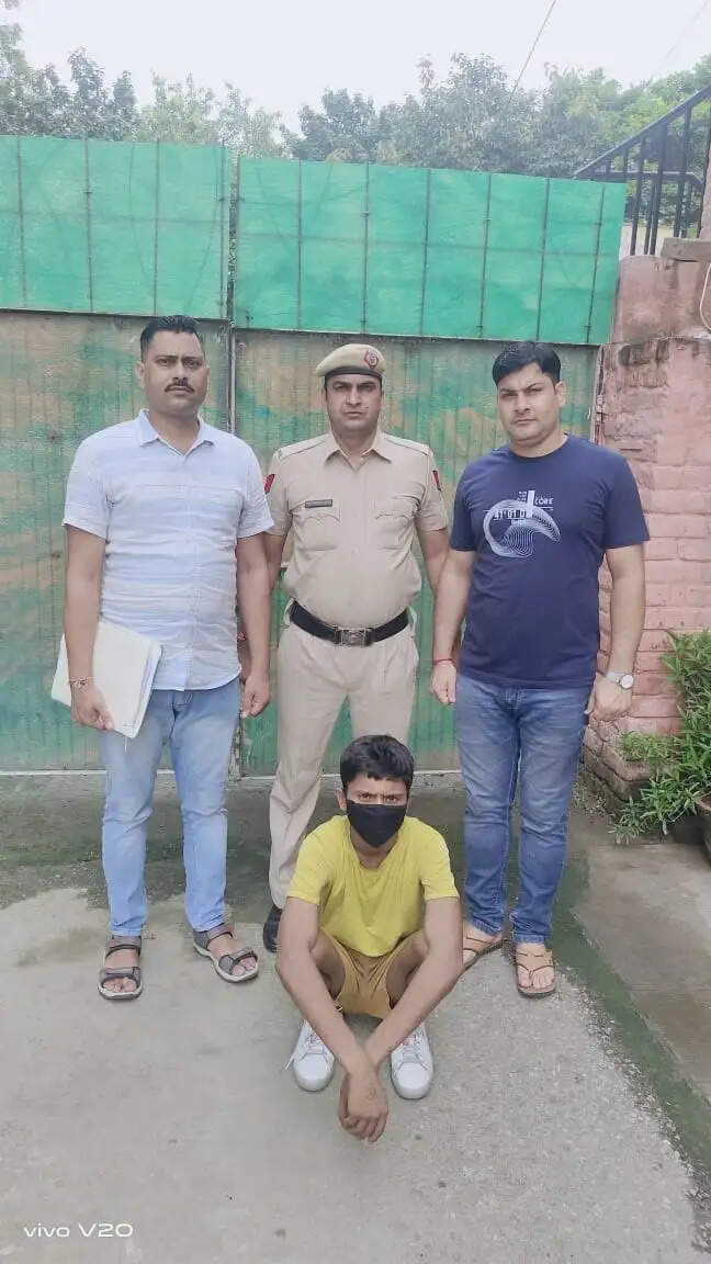 शराब ठेके का शटर उखाड़ कर चोरी करने वाला आरोपित काबू