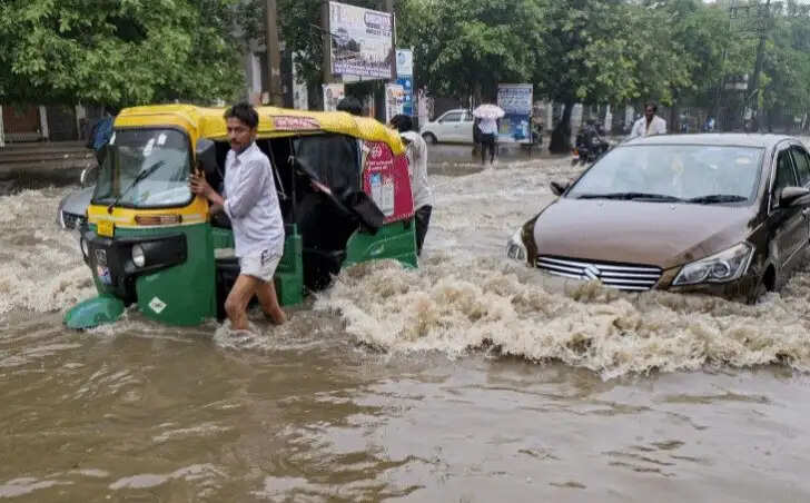 हरियाणा के 10 जिलों में बारिश फरिदाबाद की सब्जी मंडी डूबी-----