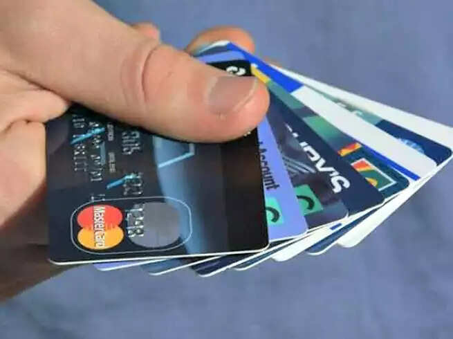 आगर आप क्रेडिट कार्ड से कर रहे हैं शॉपिंग, तो जानें कितना लगता है टैक्स