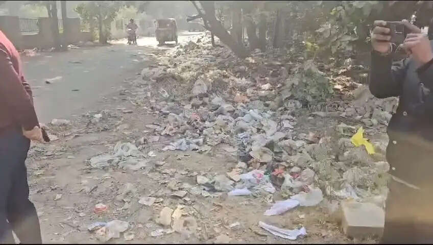 सफाई न होने पर भड़के मुख्यमंत्री, निगम कमिश्नर-ज्वाइंट कमिश्नर का वेतन काटने के निर्देश, पढ़िए एजेंसी पर 1 लाख का जुर्माना