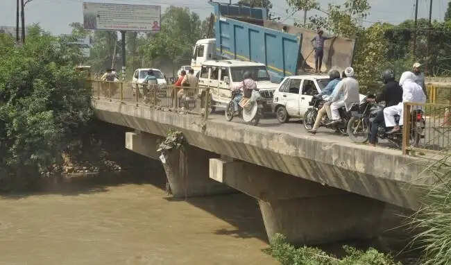पुल से नट निकालने का वीडियो हुआ वायरल: नशेड़ियों ने 4500 नट बोल्ट किए चोरी