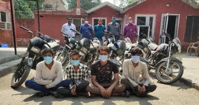 नशे की लत के लिए बने बाइक&nbsp;चोर, 4 आरोपियों से 11 बाइक बरामद