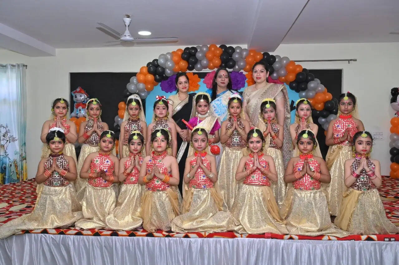 डी० ए० वी० पुलिस पब्लिक स्कूल में नन्हे-मुन्नों ने मनाया हर्षोल्लास से ग्रेजुएशन डे