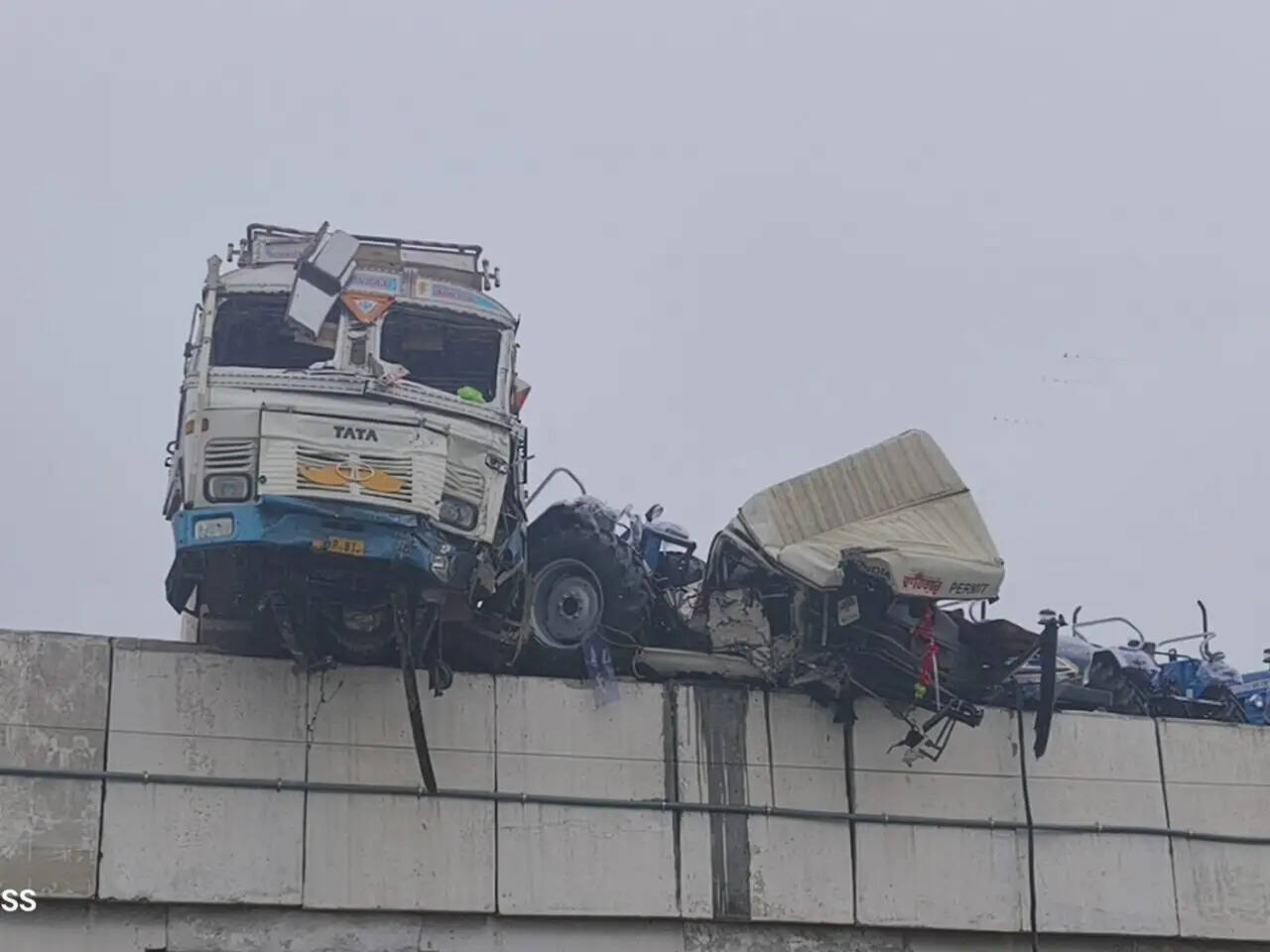 पानीपत में ट्राला से टकराया टैंकर, डिवाइडर तोड़ दूसरी साइड पहुंचा&nbsp;