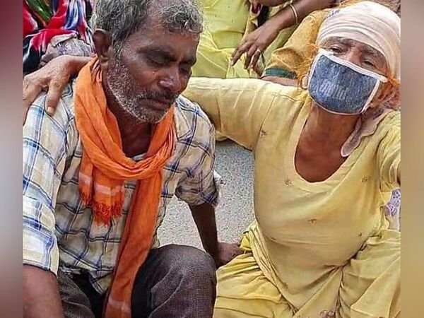 संदिग्ध हालात में छत से गिरा युवक,  थाने के बाहर परिजनो ने किया प्रदर्शन