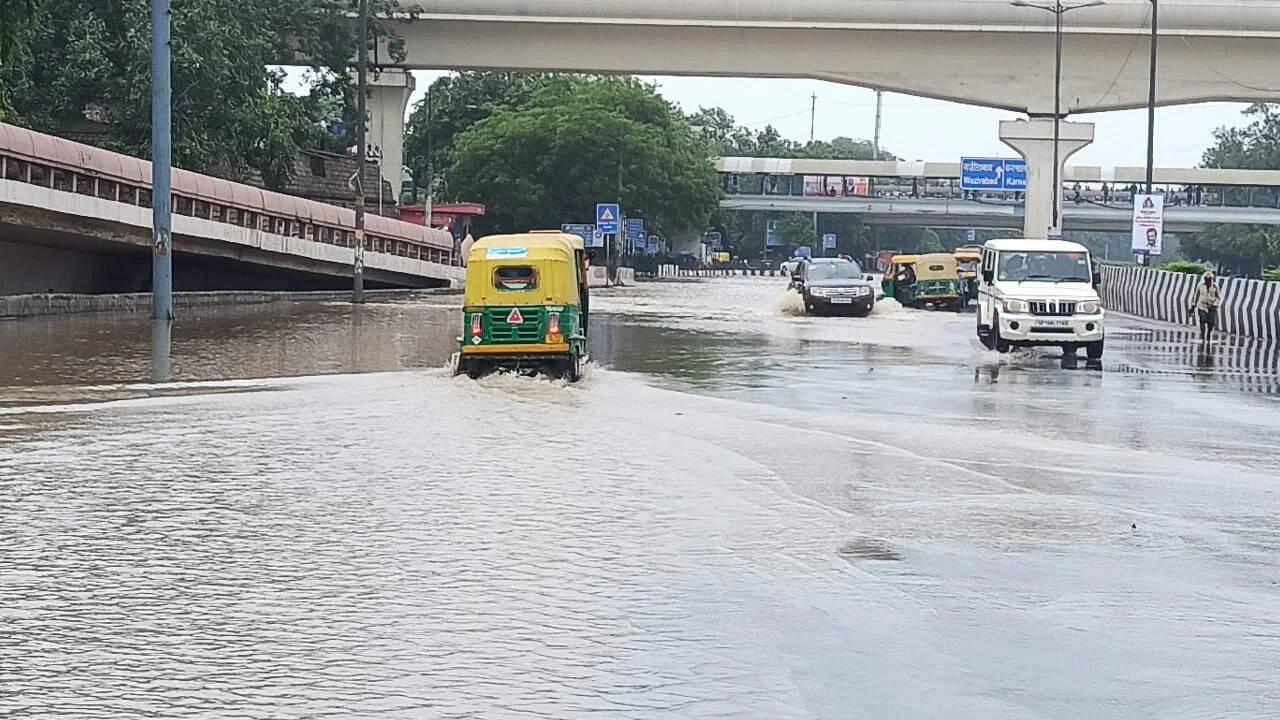 BREAKING: दिल्ली में हुए स्कूल-कालेज, सरकारी कार्यालय रविवार तक बंद, पढ़िए पूरी खबर