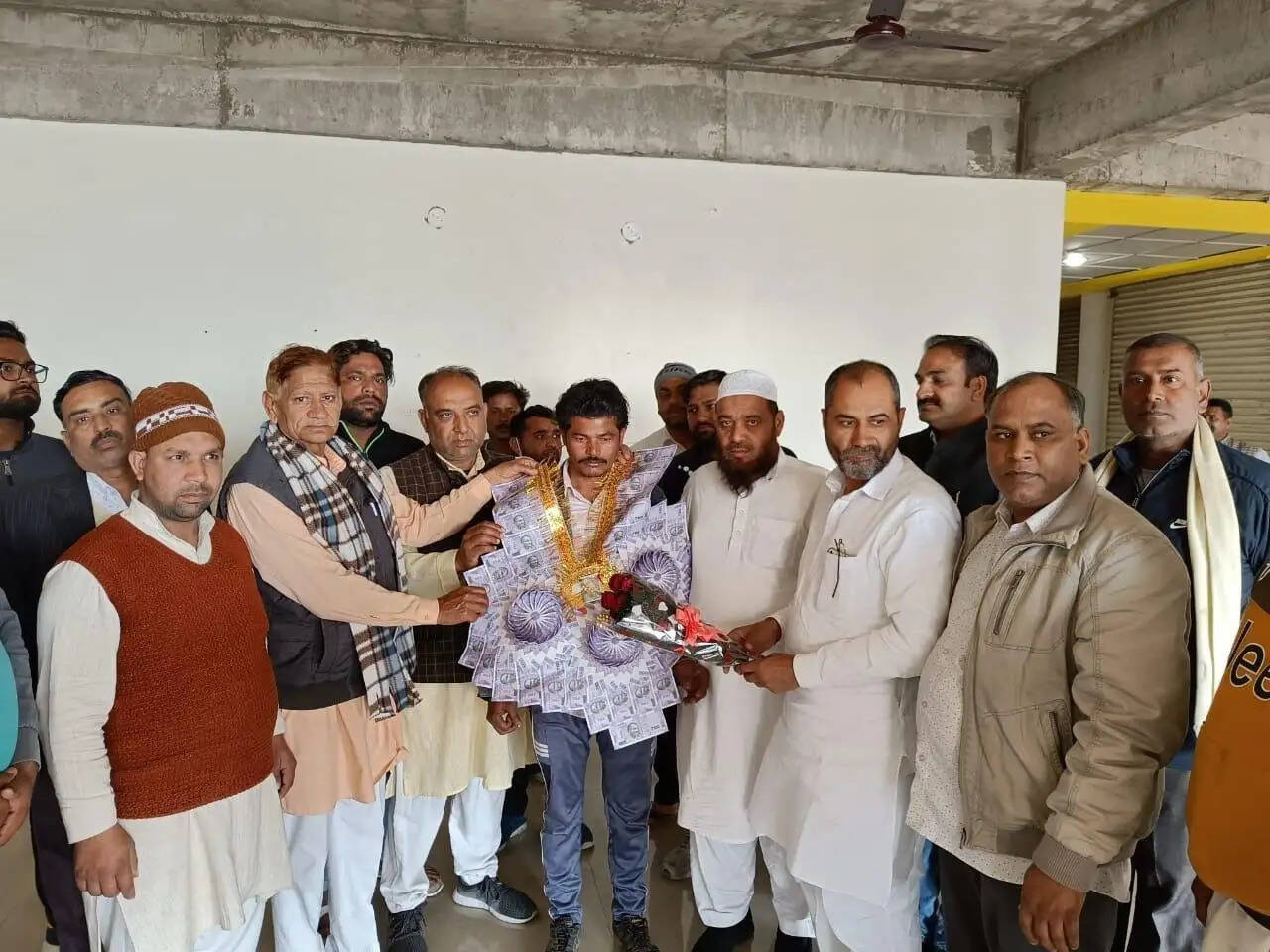 निस्वार्थ अंतिम संस्कार कर चुके नसीम खान को पैसो की माला पहनाकर किया सम्मानित