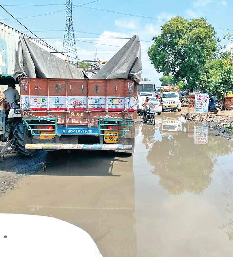 सनौली रोड़ की हालत खस्ता, रोड पर गड्ढों में भरा पानी, लोगों में फूटा गुस्सा.